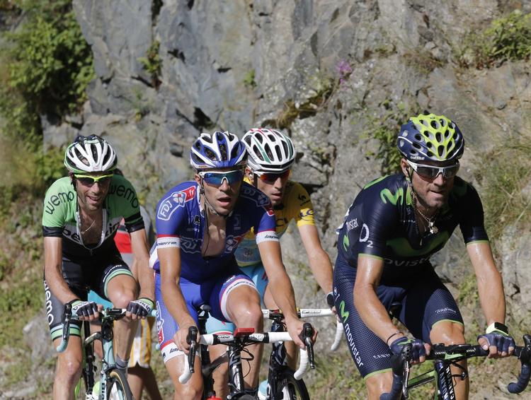 overskud. Den førende italiener, Vincenzo Nibali (nummer to fra højre), har ikke set voldsomt presset ud, når han følger med de øvrige topryttere på de stejle stigninger i Touren. 