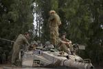 Kampklar. Israelske soldater arbejder på en tank på grænsen til Gaza 