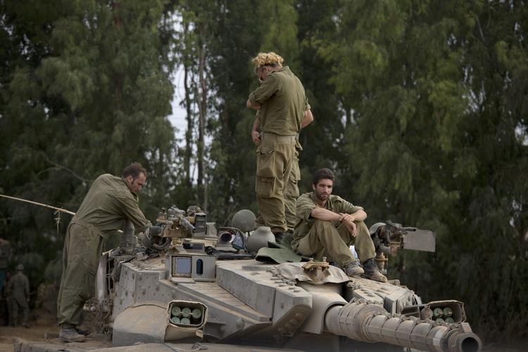 Kampklar. Israelske soldater arbejder på en tank på grænsen til Gaza 
