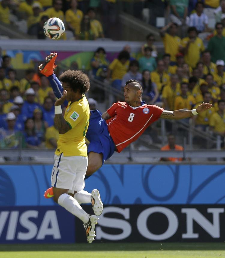 flyvende. Arturo Vidal (th) var en af stjernerne på Chiles friske islæt ved VM i Brasilien. 