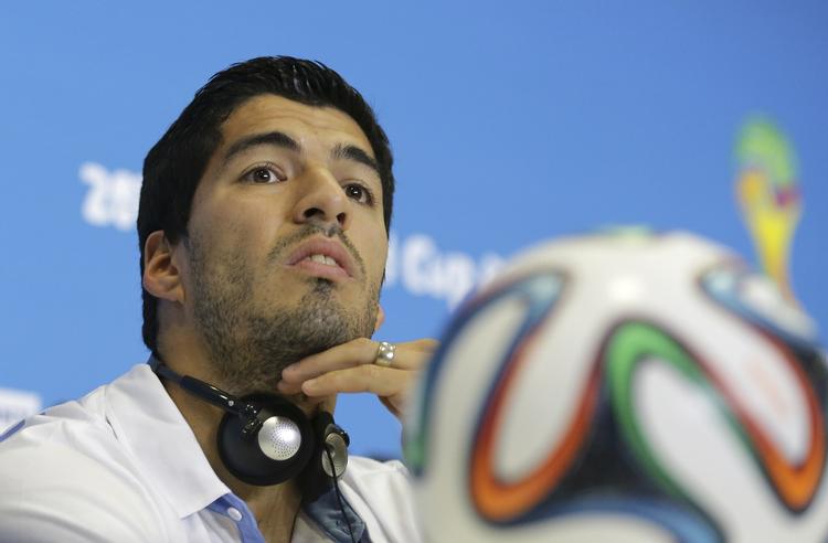 bider. Luis Suarez blev overtaget af FC Barcelona oven på det uværdige bid i kampen mod Italien. 