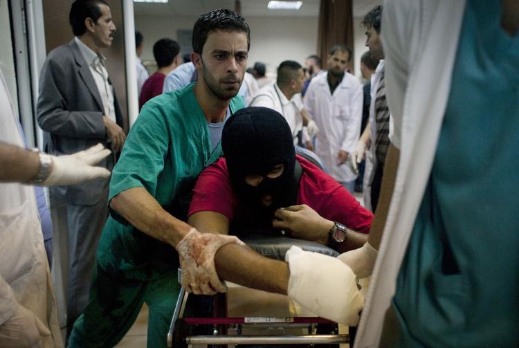 Demo. Mange gik på gaden i protest på Vestbredden i aftes, men det kom til kampe med israelske soldater, og mange blev såret. Mindst én blev dræbt. Her er vi på et hospital i Ramallah, hvor en demonstrant bliver ført ind på skadestuen. 