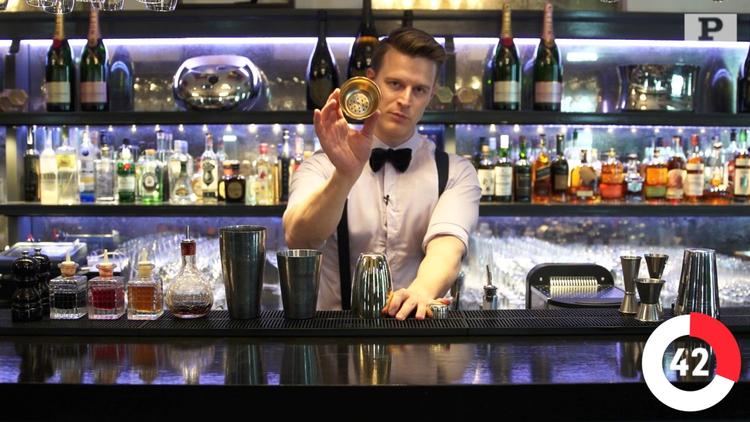enkelt. »Du kan lave mange lækre cocktails med ganske få værktøjer. Måske færre end du tror«, siger bartender Jannick Gram. 