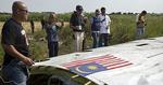 Tragedie. Malaysiske efterforskere og folk fra OSCE undersøger en del af det nedstyrtede fly MH17 i Ukraine. 
