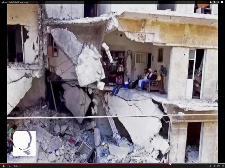 Seriesæson. Trods ringe vilkår fortsætter produktionen af tv-serier og -film i og omkring Syrien. Her en scene fra den satiriske serie 'Forbudt i Syrien'. 