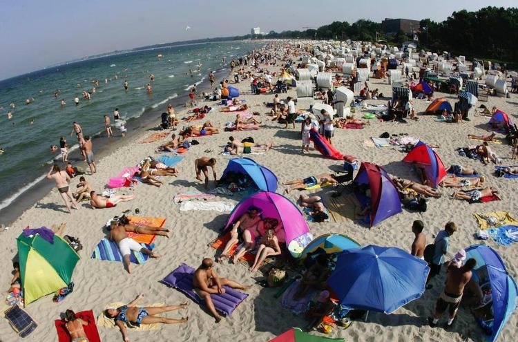 Risiko. Der er udstedt badeforbud på mange tyske strande på grund af kraftige strømme. Det gælder bl.a. Timmendorfer Strand. Billedet er taget på et tidspunkt, hvor badning var tilladt. 