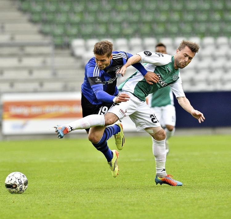 brud. FCK's Rurik Gislason (tv) pådrog sig brud på tre ryghvirvler i kampen mod Silkeborg. 