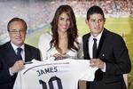 trøjesælger. Den ny Real Madrid-spiller,  James Rodriguez (th), blev tirsdag præsenteret i klubben sammen med sin kone, Daniela Ospina, og Real Madrid-præsident Florentino Perez. 