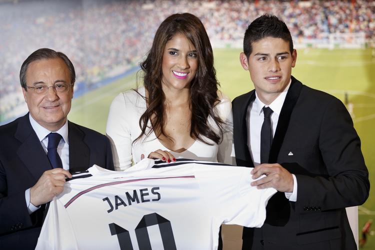 trøjesælger. Den ny Real Madrid-spiller,  James Rodriguez (th), blev tirsdag præsenteret i klubben sammen med sin kone, Daniela Ospina, og Real Madrid-præsident Florentino Perez. 