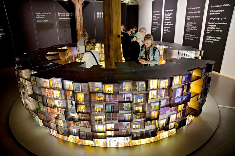 Tid. Hvert eneste vindue i Tietgen er fotograferet og sat på sin rigtige plads i den store model. Den fortæller om livet i bygningen gennem et døgn. 