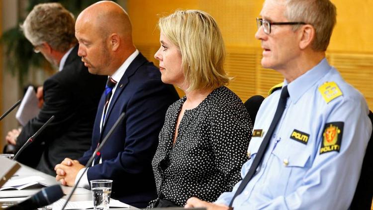 Internationalt. Justitsminister Anders Anundsen, chefen for den norske sikkerhedstjeneste, Benedicte Bjørnland, og politidirektør Vidar Refvik fortalte på et pressemøde i går, at Norge trues af et terrorangreb . 