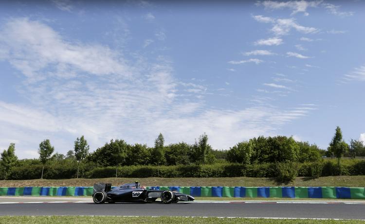 sekser. Kevin Magnussen styrer sin racer rundt på banen i Budapest under dagens træning. 