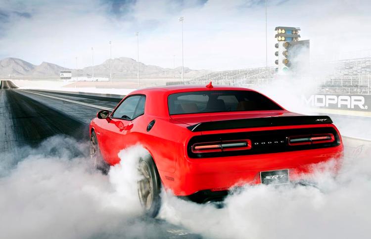 afgang. Dodge Challenger SRT Hellcat godt i gang med at brænde bagdækkene af. 