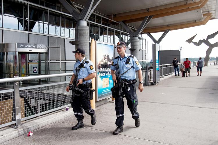 Trussel. Bevæbnede norske politifolk patruljerede i går foran lufthavnen i Osla, efter at den norske efterretningstjeneste har oplyst, at en terrorangreb kan være nært forestpende. 