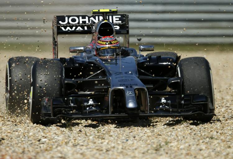 træning. Kevin Magnussen kører fra banen ved træningen i Ungarn. 