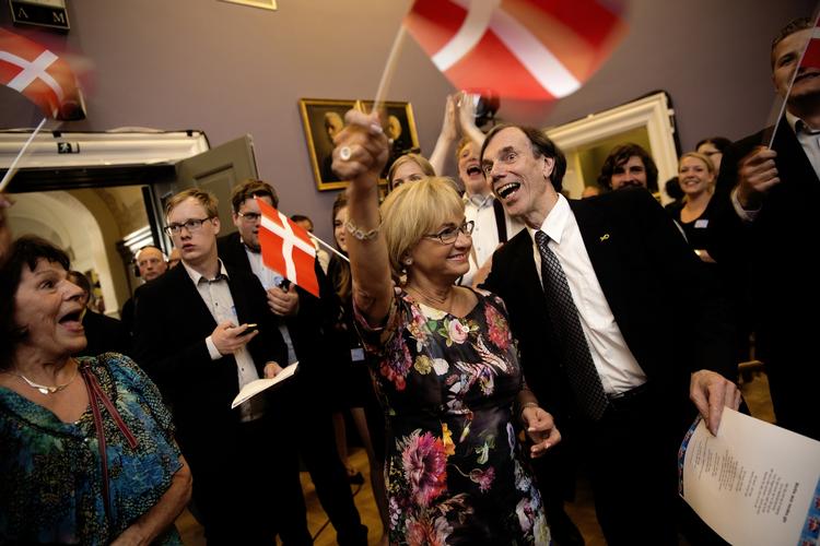 Anmeldt. Mogens Camre (t.v) til valgfest hos Dansk Folkeparti efter, at partiet fik et  forrygende valg til Europaparlamentet 24. maj 2014. 