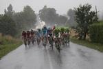 regnfuldt. De 208 kilometer på 19. etape blev afviklet i et rigtig møgvejr med masser af regn, vind og torden, som gav uro i feltet og et utal af punkteringer. 