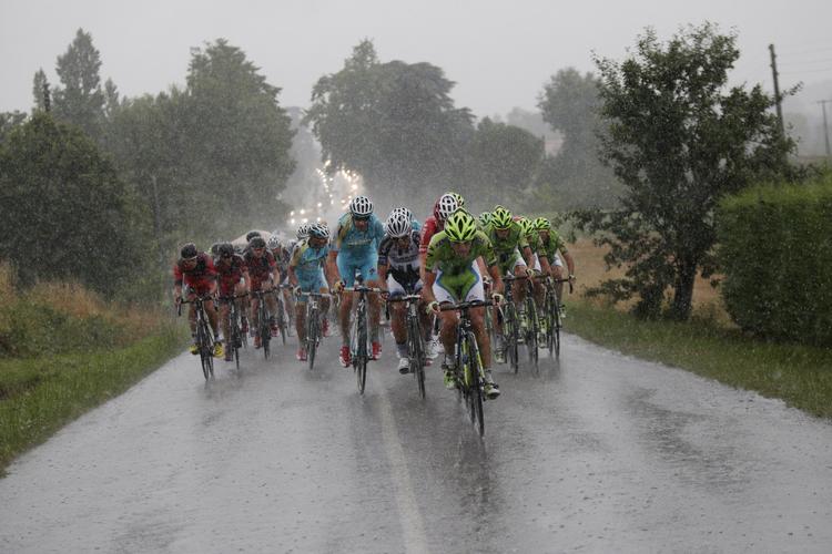 regnfuldt. De 208 kilometer på 19. etape blev afviklet i et rigtig møgvejr med masser af regn, vind og torden, som gav uro i feltet og et utal af punkteringer. 