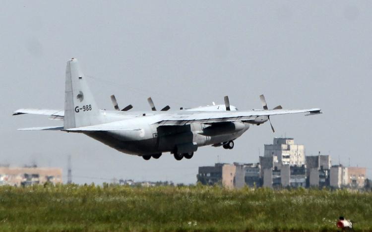 Ligkister. Et hollandsk militærfly fragter kister med de omkomne passage fra Malaysia Airlines’ fly, der styrtede ned over Ukraine for otte dage siden. 