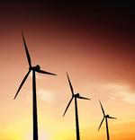 BILLIG ENERGI. Solen er ikke ved at gå ned over de danske vindmøller. Tværtimod er de vores med afstand billigste energiforsyner. 