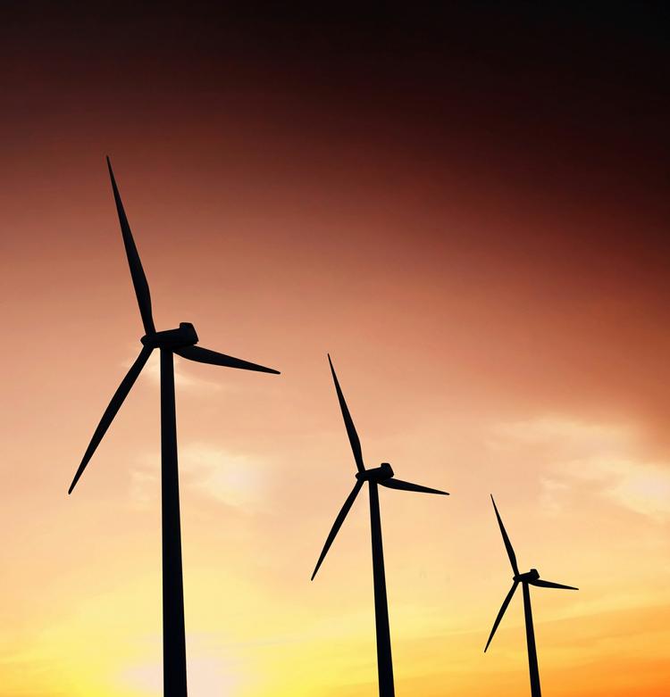 BILLIG ENERGI. Solen er ikke ved at gå ned over de danske vindmøller. Tværtimod er de vores med afstand billigste energiforsyner. 