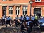 Uro. Politiet tilbageholdt omkring 50 personer, der forsøgte at forstyrre en pro-israelsk demonstration foran Christiansborgs Slotsplads. 
