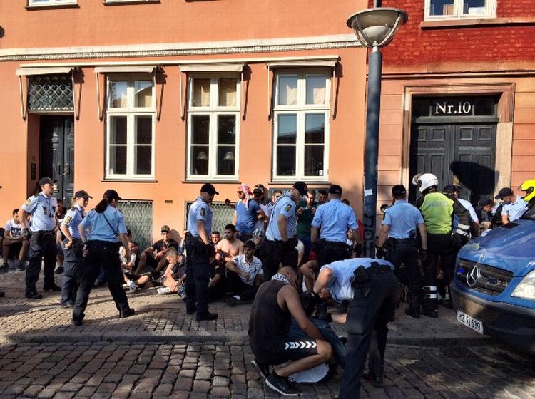 Uro. Politiet tilbageholdt omkring 50 personer, der forsøgte at forstyrre en pro-israelsk demonstration foran Christiansborgs Slotsplads. 