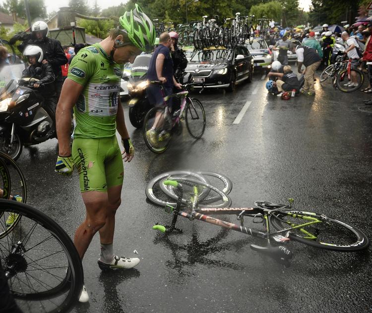 Ansvar. Peter Sagan i den grønne spurttrøje efter styrtet, som han indrømmer at bære en del af ansvaret for. 
