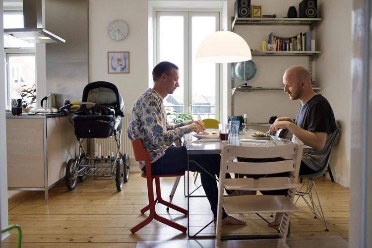 Ventetid. Det var »stenet« at have en barnevogn stående i stuen, en måned før de blev forældre, fortæller Rasmus (tv.) og Thomas. 