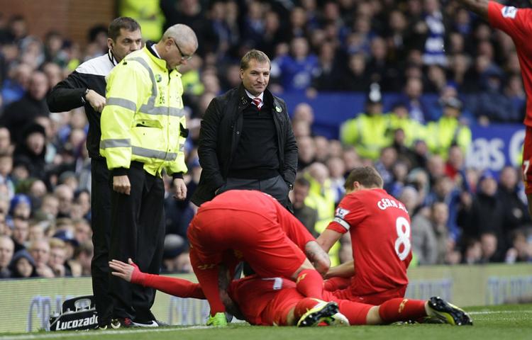 indhentet. Der var smil på læben hos Brendan Rodgers, da Luis Suarez (liggende) havde bragt Liverpool foran 2-0, men efter kampen var ansigtsudtrykket et andet. 