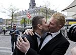Tolerant. At København ryger til tops på den prestigefyldte liste blandt hænger sammen  med byens tolerance over for homoseksuelle. Her ses et bøssepar lige efter deres vielse på Højbro Plads under Eurovision Song Contest i maj. 