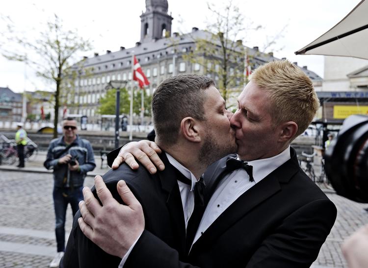 Tolerant. At København ryger til tops på den prestigefyldte liste blandt hænger sammen  med byens tolerance over for homoseksuelle. Her ses et bøssepar lige efter deres vielse på Højbro Plads under Eurovision Song Contest i maj. 