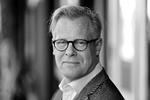 Baneskift. Han har været helt reel, siger han selv. Det er først nu, han har fået lyst til at prøve kræfter med Folketinget. Sådan havde Carl Holst det slet ikke sidste år. 