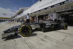 træningsrunder. Kevin Magnussen styrer sin McLaren-racer ud fra garagen til træningen i Budapest. 
