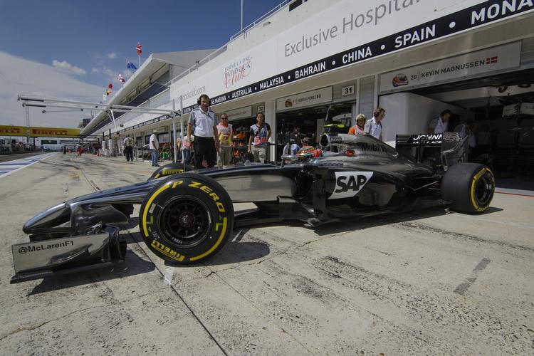 træningsrunder. Kevin Magnussen styrer sin McLaren-racer ud fra garagen til træningen i Budapest. 