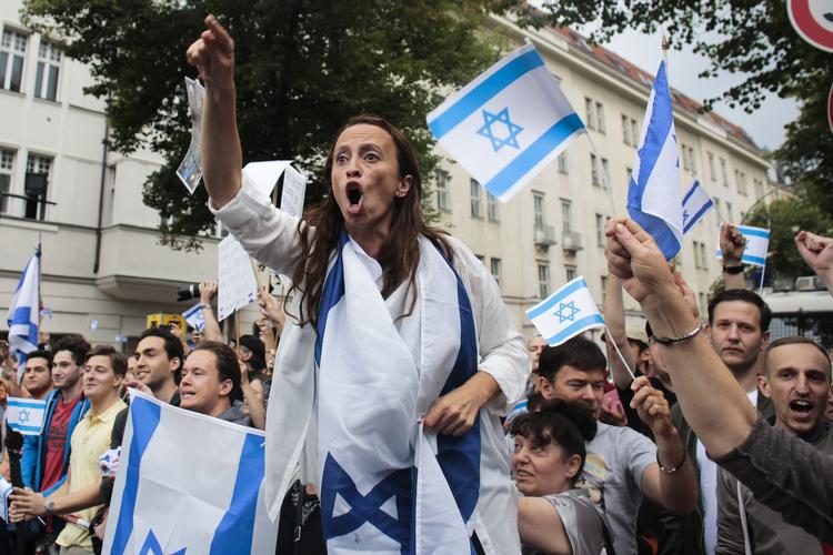 OPRÅB. Verden over går demonstranter ud på vejene for at lade deres ultilfredshed mod tingenes tilstand i Gaza høre. Mange demonstrationer er proisraelske, men her på billedet ses deltagere ved en af to modsatrettede demonstrationer, der fandt sted i Berlin i går. 