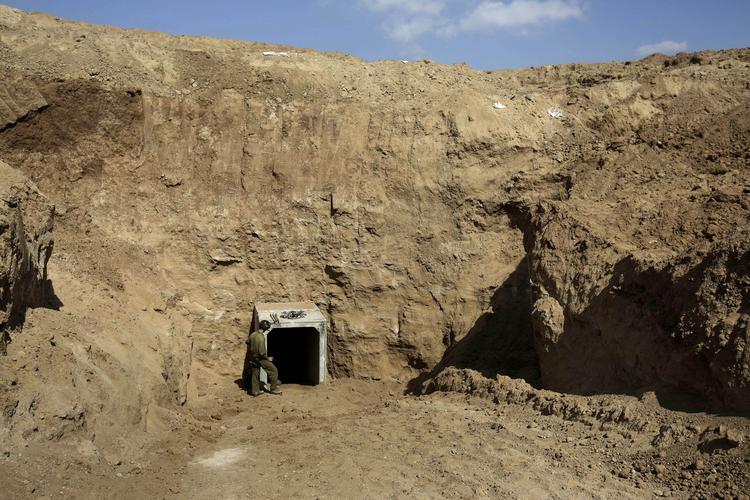 tunnel. Indtil i dag har ingeniørtropper destrueret 11 tunneler. Det tager tid, for de er betonarmeret og ofte over 2 kilometer lange. 