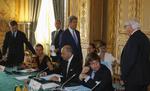våbenhvile. I dag mødtes den franske udenrigsminister, Laurent Fabius, (siddende i midten) med den amerikanske udenrigsminister, John Kerry, (stående i midten) samt kolleger fra Italien, Storbritannien, Tyrkiet, Qatar og EU for at drøfte mulighederne for en mere længerevarende fredsaftale i Gaza. 