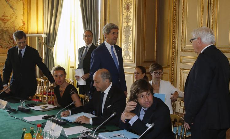 våbenhvile. I dag mødtes den franske udenrigsminister, Laurent Fabius, (siddende i midten) med den amerikanske udenrigsminister, John Kerry, (stående i midten) samt kolleger fra Italien, Storbritannien, Tyrkiet, Qatar og EU for at drøfte mulighederne for en mere længerevarende fredsaftale i Gaza. 