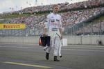 vådt. Kevin Magnussen går fra banen og tilbage til pit efter at have kørt McLaren-raceren af banen. 