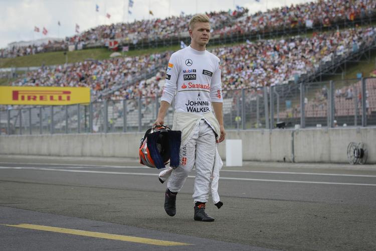 vådt. Kevin Magnussen går fra banen og tilbage til pit efter at have kørt McLaren-raceren af banen. 