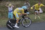 Gul.  Vincenzo Nibali i den gule trøje fejres undervejs på dagens enkeltstart. 