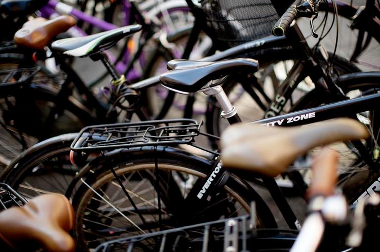 Cykelkaos. Nogle roser på Facebook Cykelstativet ApS for at rydde op i byen. Men andre raser og kalder fremfærden for »brugstyveri« af cyklerne. 