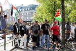 PROTEST. En mindre gruppe palæstinensere mødte i går op foran Christiansborg for at vise deres utilfredshed med en pro-israelsk demonstration arranget af Dansk Zionist Forund og Frit Iran. 