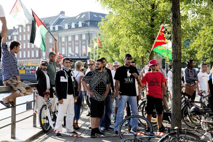 PROTEST. En mindre gruppe palæstinensere mødte i går op foran Christiansborg for at vise deres utilfredshed med en pro-israelsk demonstration arranget af Dansk Zionist Forund og Frit Iran. 