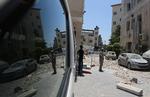 MURBROKKER. Hospitalet, hvor babyen i nat kom til verden uden sin mor, blev i mandags ramt af et israelsk luftangreb. Lokale palæstinensere undersøger her skaderne. 