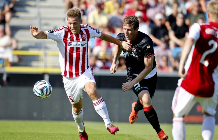 Superliga. Morten Duncan Rasmussen ((FCM) i kamp med Kenneth Emil Petersen fra AaB. 