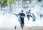 Uro. Demonstranter prøver at slippe væk fra tåregassen i Paris' gader. 