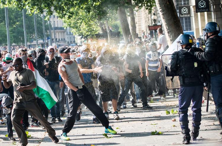 demonstration. I Paris i går deltog mere end 3.000 mennesker i en propalæstinensisk demonstration, som myndighederne havde forbudt. 