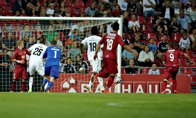 drop. FCN's Kim Aabech (th) scorer efter Stephan Andersens (i blåt) kikser i FCK-målet. 